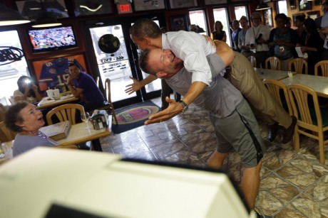 Video: Man lyfter Obama