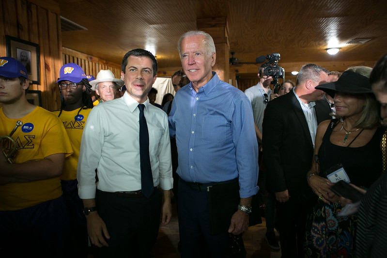 Buttigieg ger sitt stöd till Biden i Texas