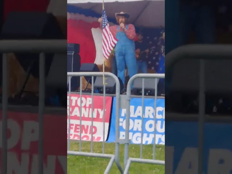 Sacha Baron Cohen sjunger i ett nytt prank med Trumpanhängare